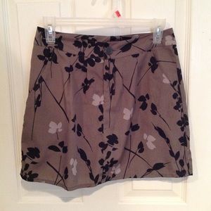 Gap grey flowery mini skirt